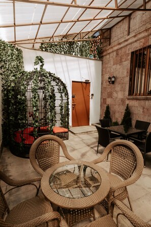 Seasonal outdoor pool - Castle Family Hotel (Yerevan)