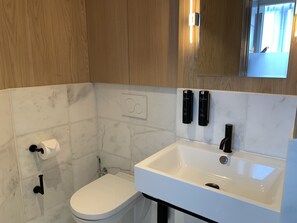 Deluxe-Einzelzimmer | Badezimmer | Dusche, kostenlose Toilettenartikel, Haartrockner, Handtücher