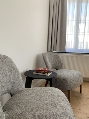 Superior-Doppelzimmer | Wohnbereich | Flachbildfernseher