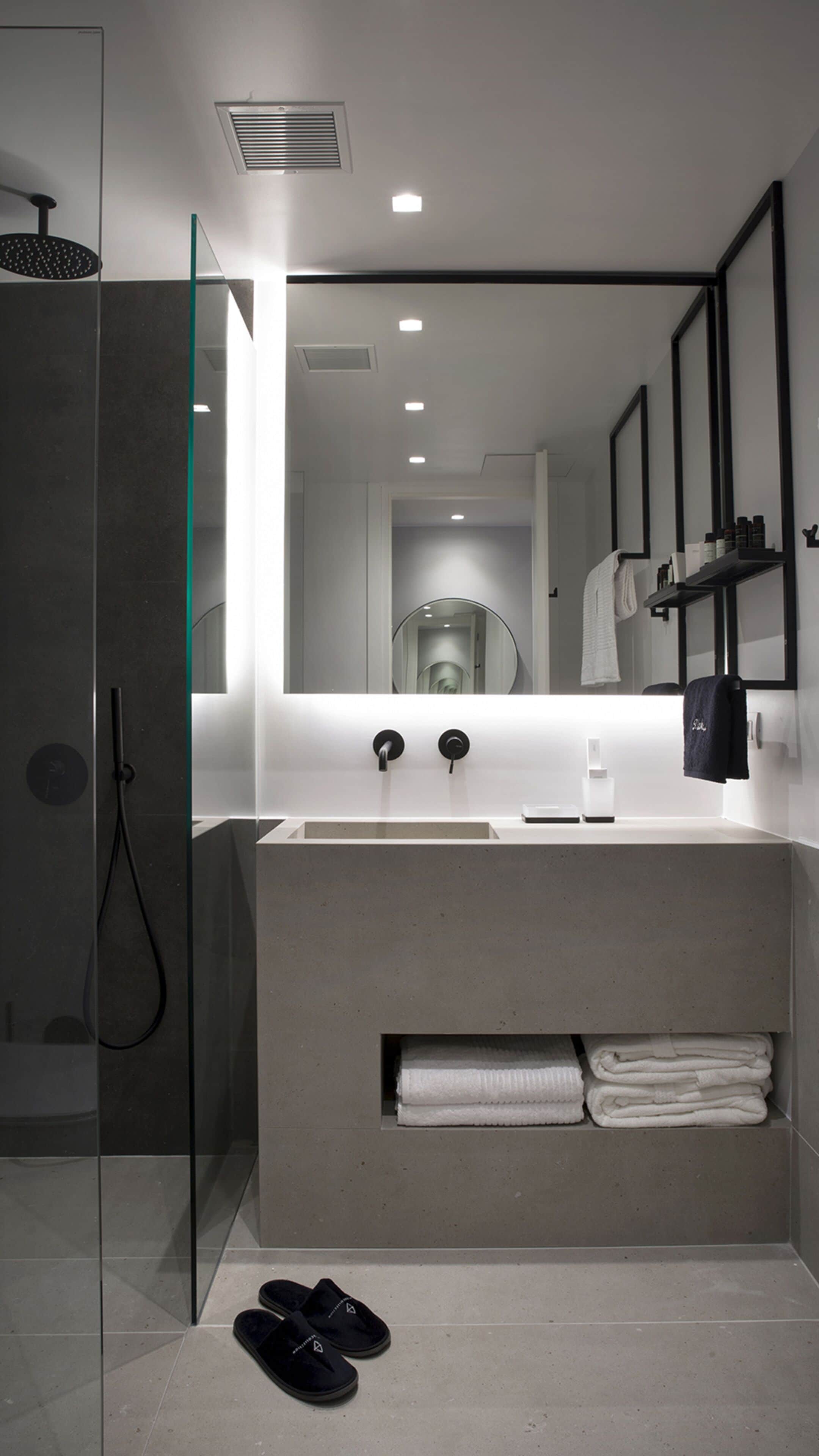 basic double room | bathroom | shower, free toiletries, hair dryer, bathrobes