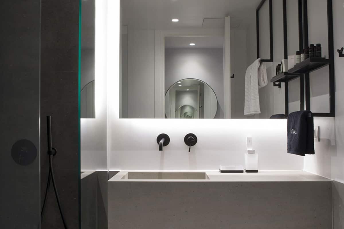 basic double room | bathroom | shower, free toiletries, hair dryer, bathrobes