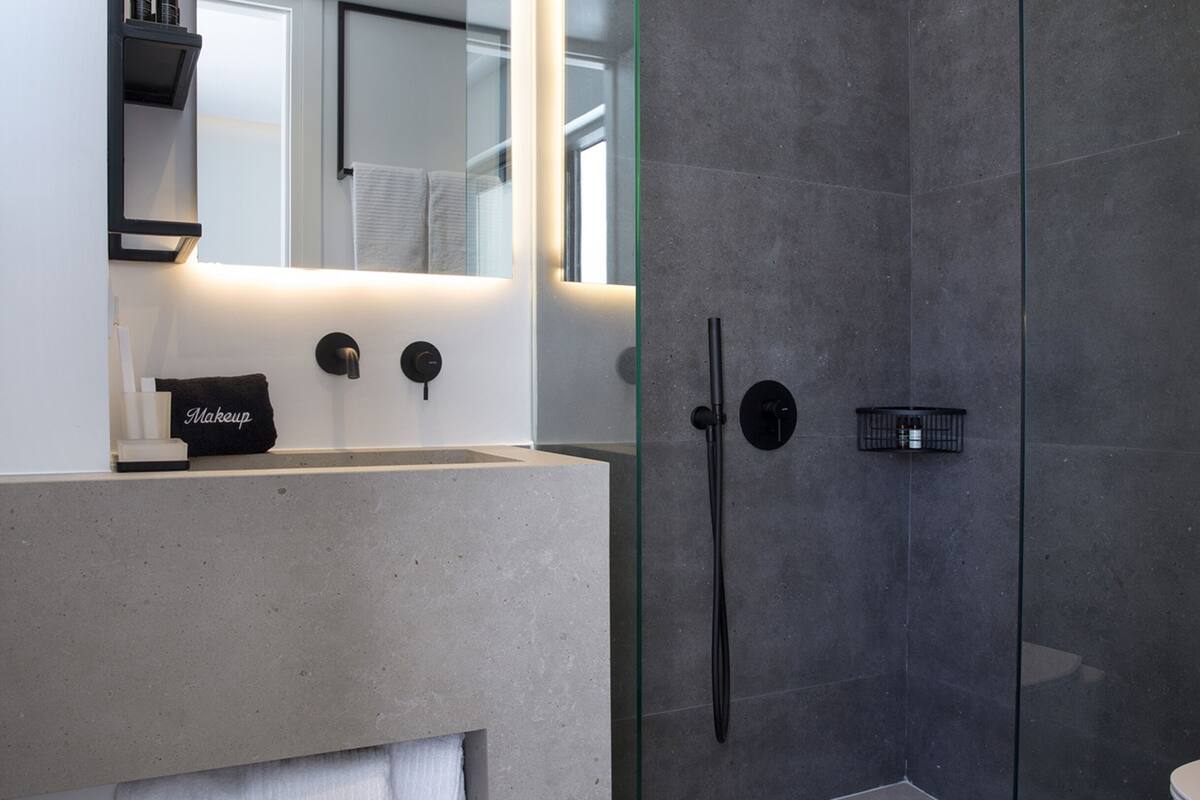 superior double room, sea view | bathroom | shower, free toiletries, hair dryer, bathrobes