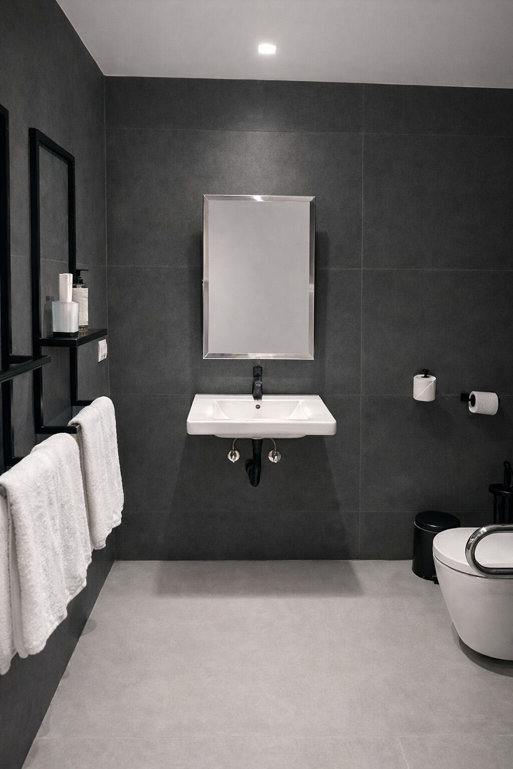 Un baño moderno con un lavabo blanco, un espejo y un inodoro.