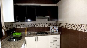 Comfort Apartment | Private kitchen | Full-size fridge, oven, stovetop, electric kettle - Residence Seramica Fnideq (Fnideq)