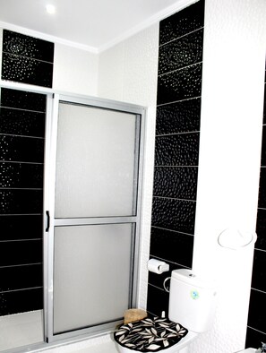 Comfort Apartment | Bathroom | Shower, rainfall showerhead, towels - Residence Seramica Fnideq (Fnideq)