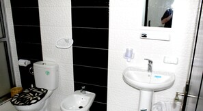 Comfort Apartment | Bathroom | Shower, rainfall showerhead, towels - Residence Seramica Fnideq (Fnideq)