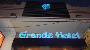 The Grande Hotel sign with a neon light. - Grande Hotel Araçatuba (Aracatuba)