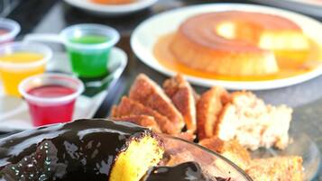 Eine Dessertplatte mit Schokoladenkuchen, Früchten und verschiedenen Soßen.