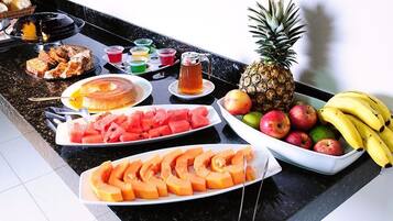 Café da manhã com buffet grátis todos os dias