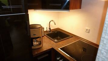 Apartment | Eigene Küche | Kühlschrank, Herdplatte, Wasserkocher mit Kaffee-/Teezubehör