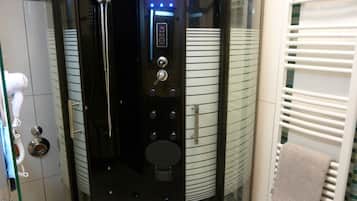 Apartment | Badezimmer | Dusche, Haartrockner, Handtücher