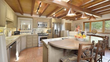 Køleskab, mikrobølgeovn, ovn, kogeplade