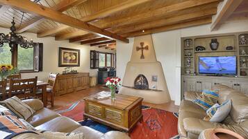 Smart-tv, een open haard, boeken en een printer