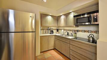 Køleskab, mikrobølgeovn, ovn, kogeplade