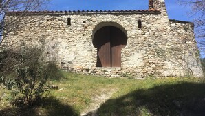 A stone building with a large arched doorway and a chimney. - Beautiful renovated stone barn with magnificent view! Quiet village (Rabouillet)