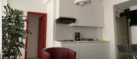 شقة بتجهيزات أساسية - غرفة نوم واحدة - على الشاطئ | مطبخ خاص | ثلاجة، موقد طهي مسطح، ماكينة لصنع القهوة/الشاي، غلّاية كهربائية