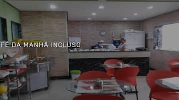 Café da manhã com buffet grátis todos os dias