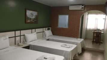 Frigobar, cortinas blackout, Wi-Fi de cortesia, roupa de cama