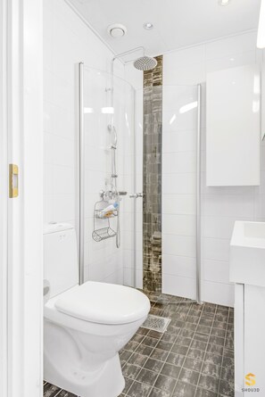 Shower, free toiletries, towels, soap