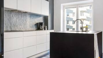 Full-size fridge, microwave, oven, stovetop