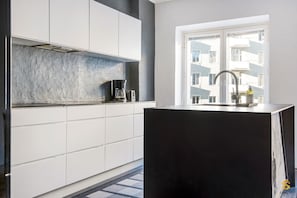 Stort kylskÄp, mikrovÄgsugn, ugn och spishÀll