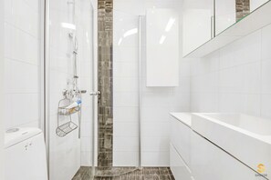 Shower, free toiletries, towels, soap