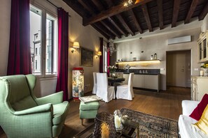 Appartamento Deluxe, 2 camere da letto | Area soggiorno | TV