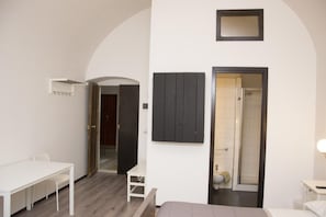 1 slaapkamer, een bureau, geluiddichte muren, gratis babybedden