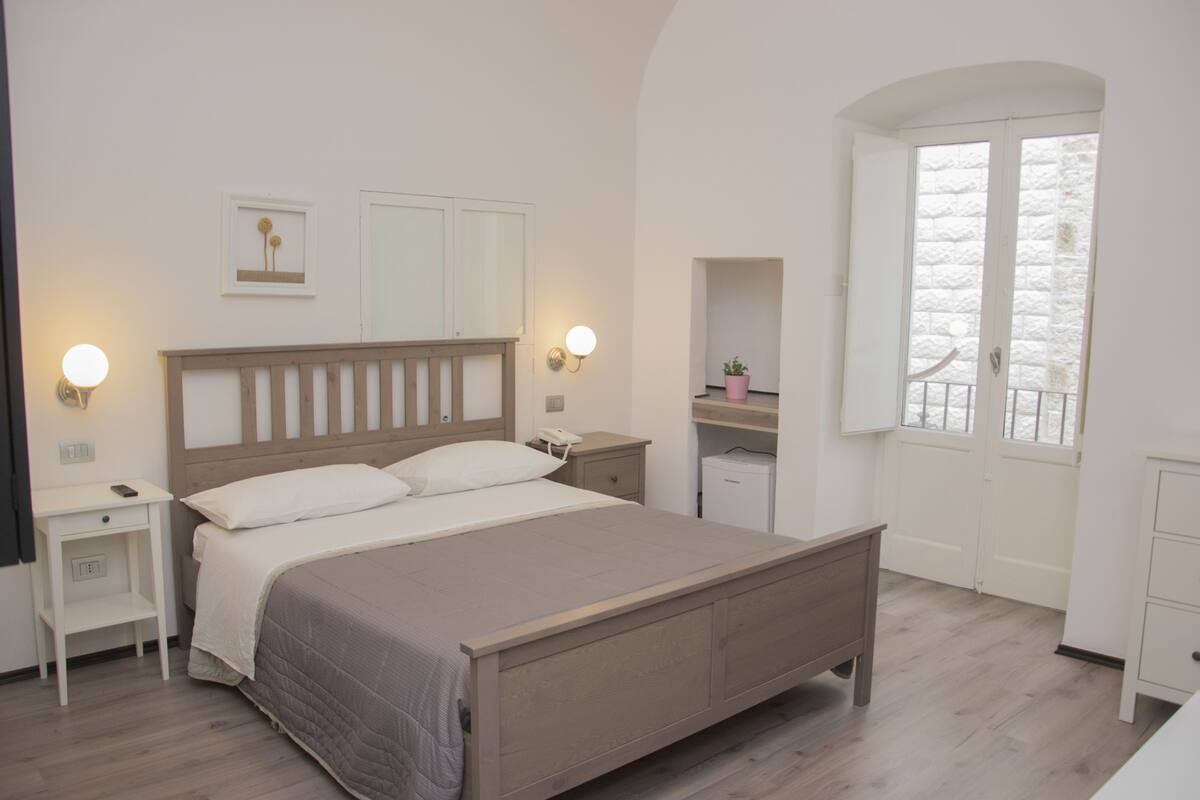 1 habitación, escritorio, sistema de insonorización y cunas gratuitas