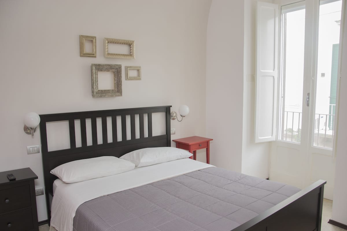 1 habitación, escritorio, sistema de insonorización y cunas gratuitas