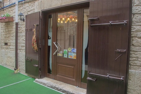 Exterior. B&B Cemener