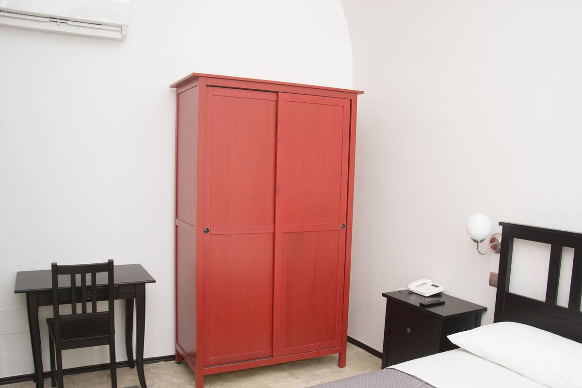1 bedroom, desk, soundproofing, free cots/infant beds