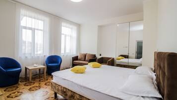 Habitación triple clásica | Insonorización, tabla de planchar con plancha y camas extra