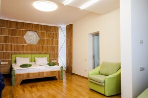 Family Quadruple Room | Soundproofing, iron/ironing board, rollaway beds, free WiFi