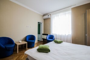 Sistema de insonorización y tabla de planchar con plancha 