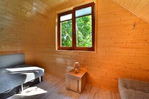 Una televisión de pantalla plana, una mesa de tenis de mesa