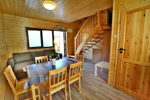 Télévision à écran plat, table de tennis de table