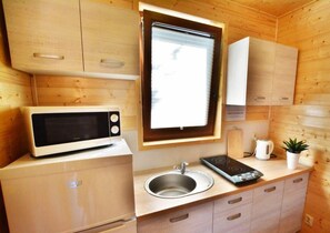 Kühlschrank, Mikrowelle, Herdplatte, Wasserkocher