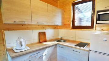 Kjøleskap, mikrobølgeovn, kokeplater og vannkoker