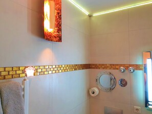 Deluxe Apartment, Lakeside | Bathroom | Shower, hair dryer, towels - Ferienwohnung Royal Walchensee (Kochel am See)