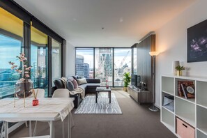 TV - Open View towards Stadium - Southern Cross 2B2Bath (Melbourne)