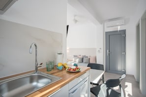 Fridge, microwave, stovetop, electric kettle - Nautilus Suites (Paros)