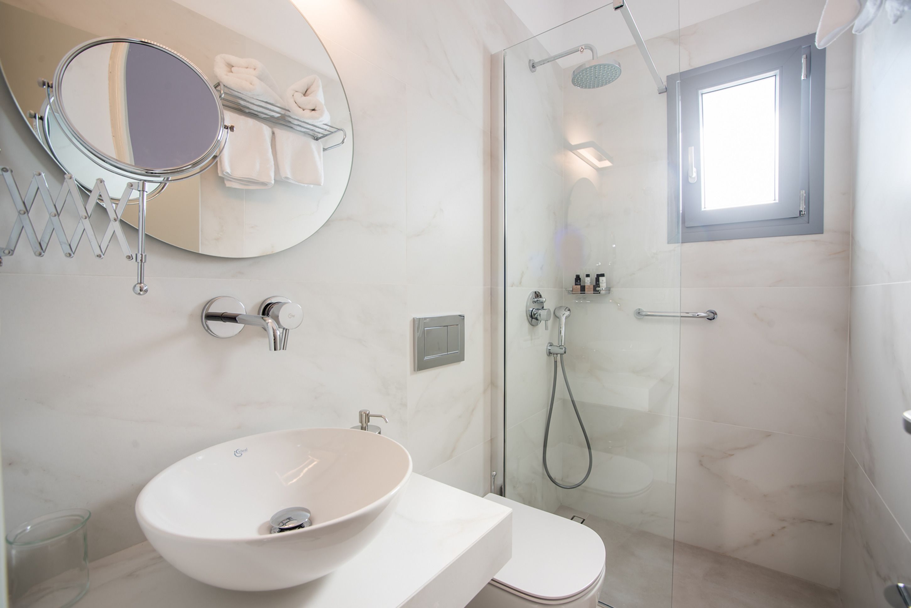 Standard Studio Suite | Bathroom | Shower, free toiletries, hair dryer, slippers