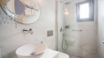 Standard Studio Suite | Bathroom | Shower, free toiletries, hair dryer, slippers