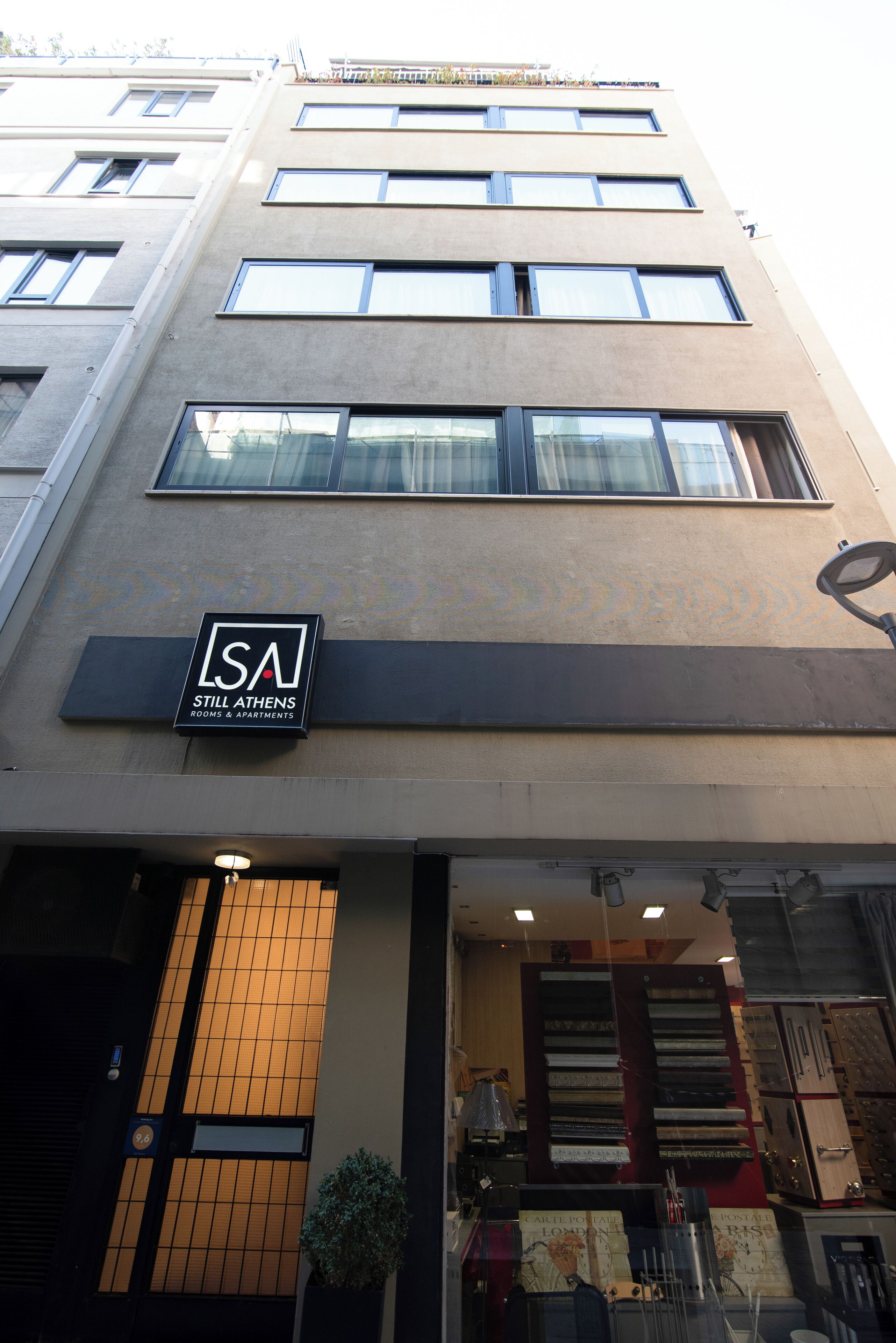 Un edificio con un cartello che indica 