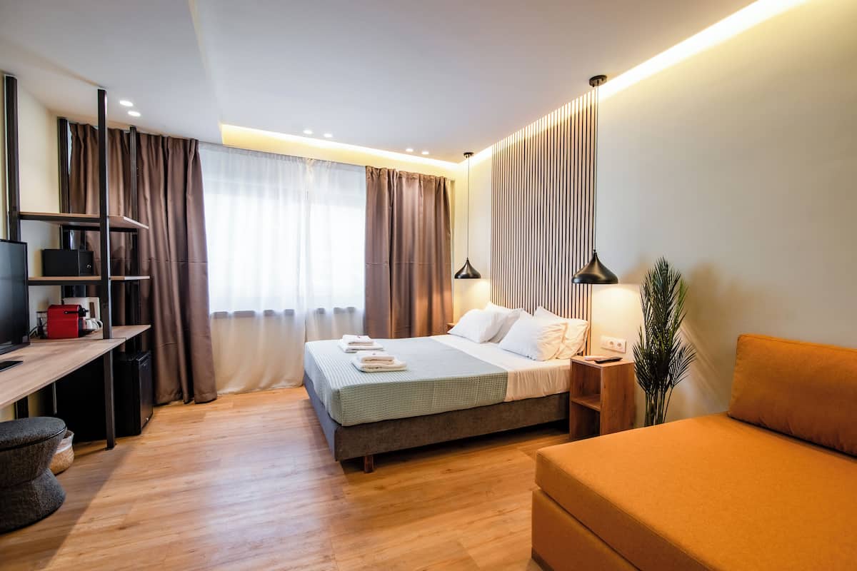 Kamar Triple Superior | Selimut bulu angsa, meja kerja, dan ruang kerja ramah laptop