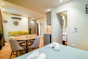 Loftsleilighet – premium | Dundyner, skrivebord, skrivebord for bærbar PC og blendingsgardiner