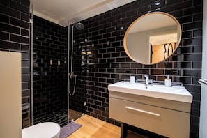 Superior Quadruple Room | Bathroom | Shower, rainfall showerhead, hair dryer, slippers