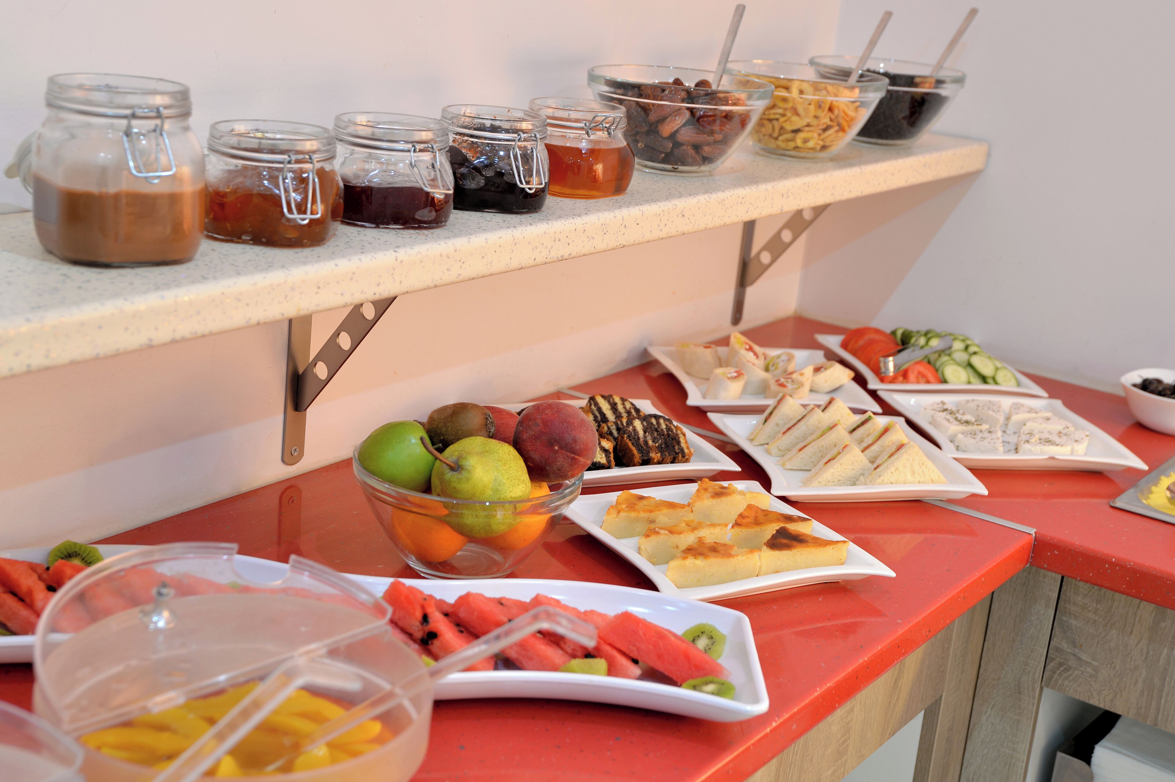 Una mesa de buffet con diferentes alimentos y salsas.