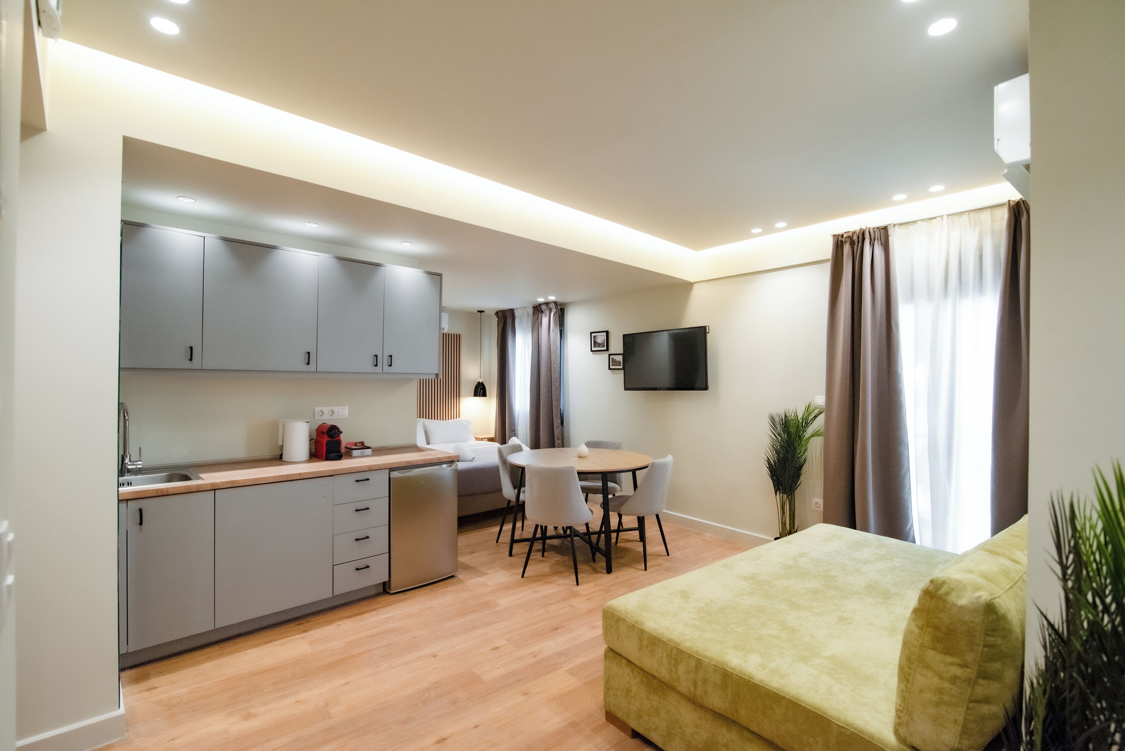 Premium Penthouse | Living area | Flat-screen TV, Netflix